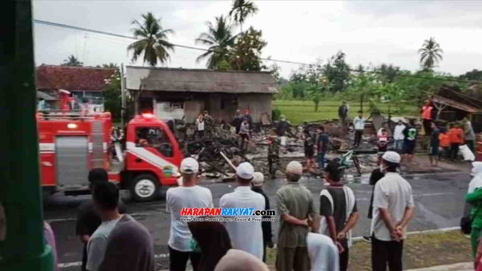 8 kios ludes terbakar di Manonjaya Tasikmalaya, diduga korsleting listrik. Foto: Apip Wilianto/HR.