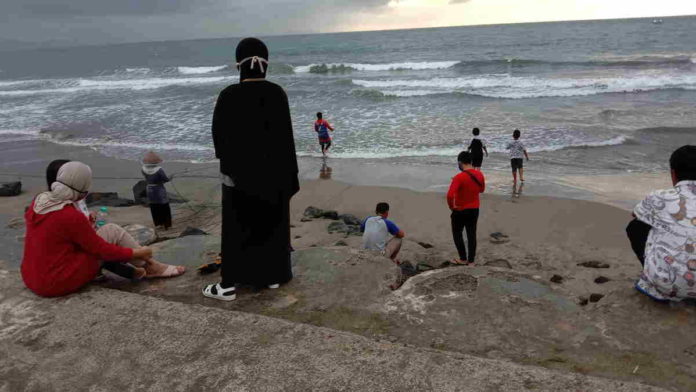 Aktivitas Nelayan Jaring Ikan Jadi Tontonan Wisatawan Pangandaran