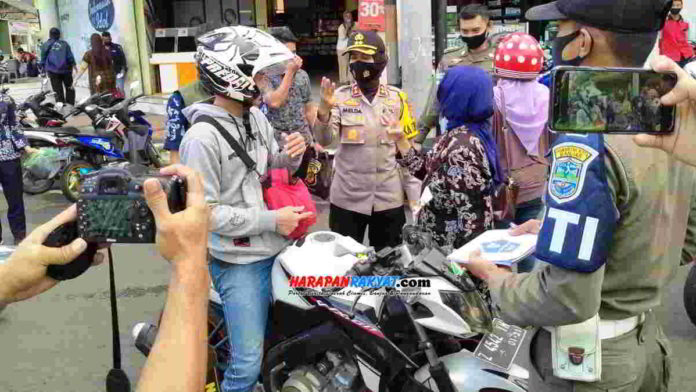 Gerakan disiplin protokol kesehatan, Pemkot Banjar bagikan 1.000 face shield. Foto: Muhlisin/HR.