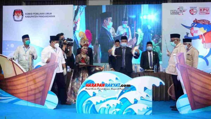 KPU simpan nomor urut paslon dalam miniatur ikan marlin menjadi hal unik, saat pengambilan nomor urut pasangan calon Bupati dan Wakil Bupati peserta Pilkada Pangandaran tahun 2020. Foto: Madlani/HR.