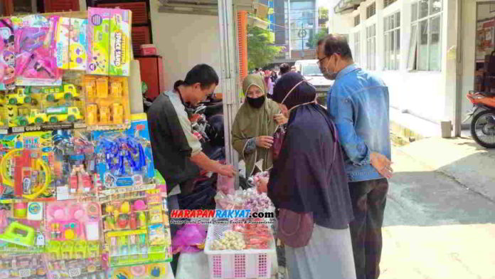 Berkah pencairan BST bagi pedagang musiman di Kantor Pos Banjar. Foto: Muhlisin/HR.