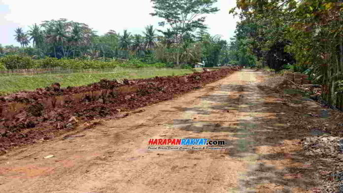 Jalan penghubung Manganti-Cikawung rusak dikeluhkan warga Lakbok Ciamis. Foto: Aji/HR.