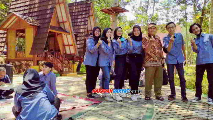 KMKB Universitas Padjajaran saat berwisata di Situ Leutik, Kota Banjar. Foto: Muhlisin/HR.
