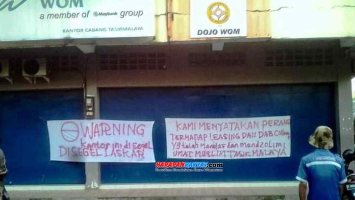 Kantor WOM Finance Tasikmalaya, Jawa Barat, disegel sejumlah pengurus ormas Islam. Foto: Apip Wilianto/HR.