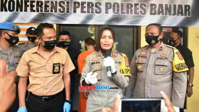 Kapolres Banjar, AKBP. Melda Yanny, didampingi Kasat. Reskrim Polres Banjar, AKP. Budi Nuryanto, saat konferensi pers di Mapolres Banjar. Foto: Muhlisin/HR.