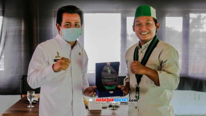 Dede Aos, Ketua Umum HMI Ciamis yang baru, foto bersama Wakil Bupati Ciamis, Yana D Putra. Foto: Feri Ramdani/HR.