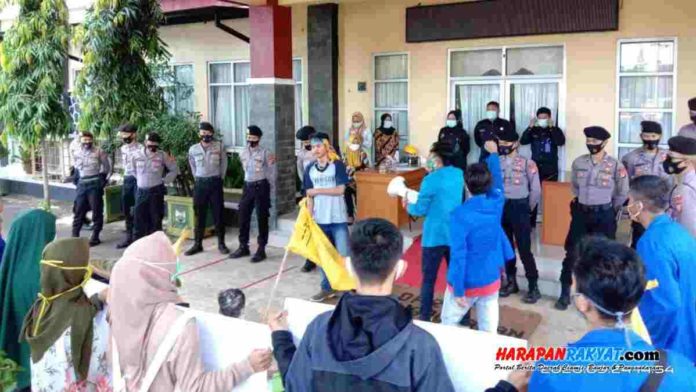 Aktivis mahasiswa demo DPRD Kabupaten Pangandaran, Jawa Barat, saat memperingati Hari Tani Nasional, Kamis (24/09/2020). Foto: Enceng/HR.