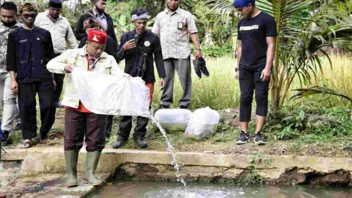 Menjaga Ekosistem Perairan, Wagub Tebar Benih Ikan di Sungai Cibarani
