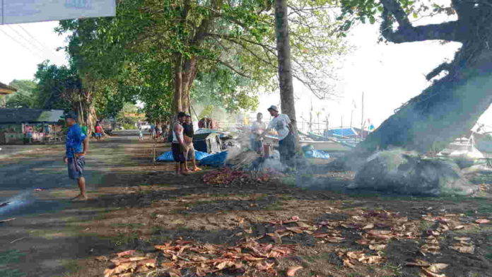 Nelayan Batukaras Pangandaran Rutin Bersihan Pantai