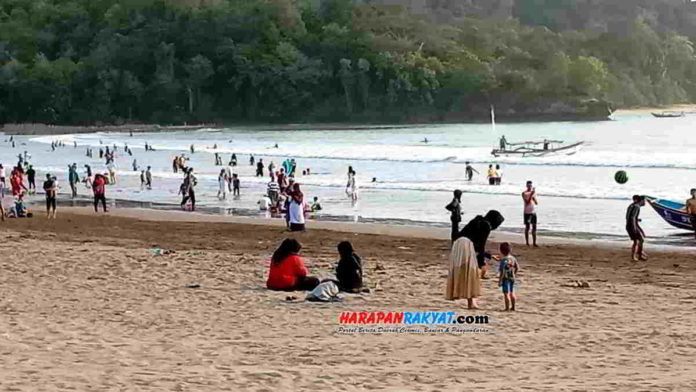Pantai Pangandaran semakin ramai, setiap sore dipenuhi wisatawan. Foto: Entang SR/HR.