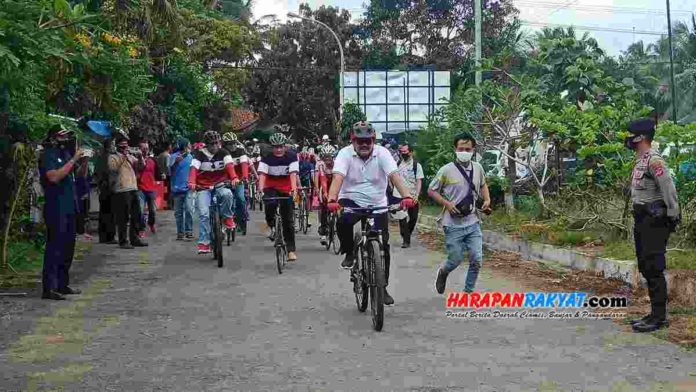 Ini Alasan Paslon Juara Naik Sepeda Saat Daftar ke KPU Pangandaran