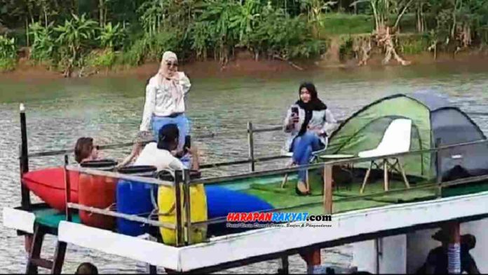 Perahu Apung untuk Selfie Sambil Menyusuri Sungai Tersedia di Pangandaran. Foto: Entang SR/HR.