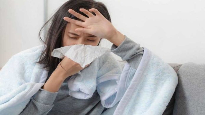 Perbedaan Gejala Corona dengan Flu dan Tipes