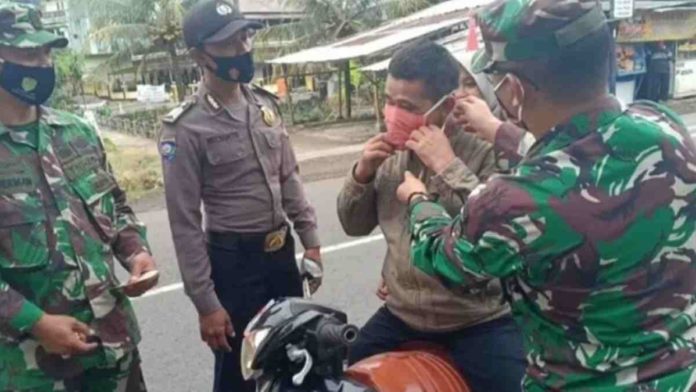 Petugas Gabungan Razia Pengguna Masker di Karangnunggal Tasikmalaya
