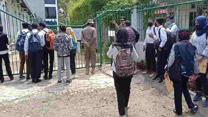 Ratusan Pelamar Kerja Datangi Rumah Susi di Pangandaran