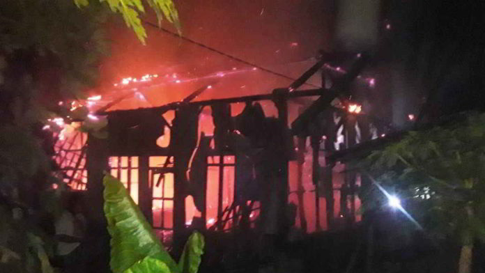 Sebuah rumah ludes terbakar saat pemiliknya sedang shalat. Rumah yang terbakar itu milik Emuh Sapuloh, warga RT. 12/04, Dusun Raksabaya, Kecamatan Cimaragas, Kabupaten Ciamis, Jawa Barat. Foto: Ilustrasi.
