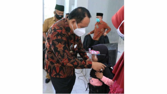 Selain Anak Yatim, Bupati Pangandaran Santuni Tukang Serabi