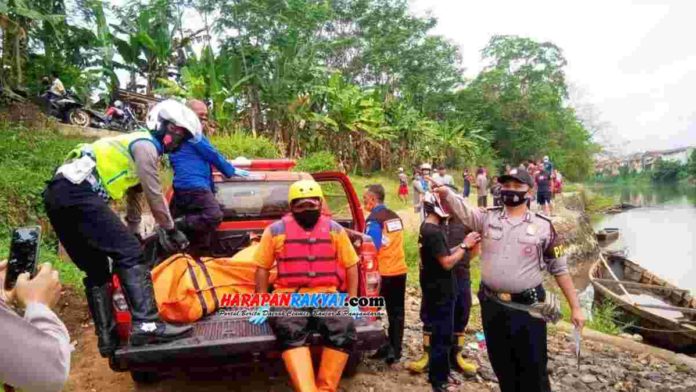 Petugas Kepolisian Polsek Purwaharja bersama tim BPBD Kota Banjar, saat melakukan evakuasi mayat korban. Foto: Muhlisin/HR.