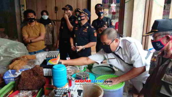 Petugas gabungan sidak rokok dan tembakau yang dijual di Pasar Pangandaran, Jawa Barat, Jum’at (11/09/2020). Foto: Entang SR/HR.