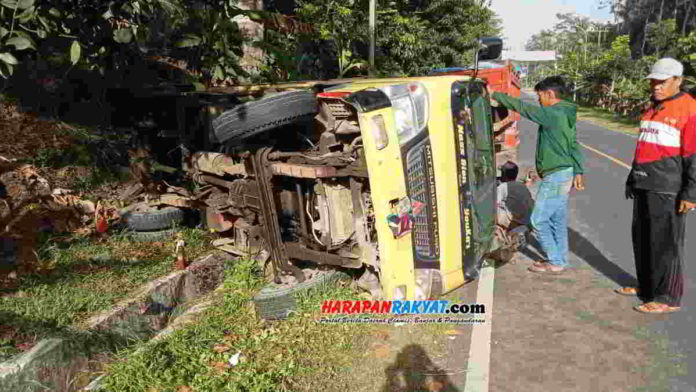 Sebuah truk bermuatan pasir terguling di jalan utama Kalipucang, tepatnya di daerah Emplak, Kabupaten Pangandaran. Foto: Entang SR/HR.
