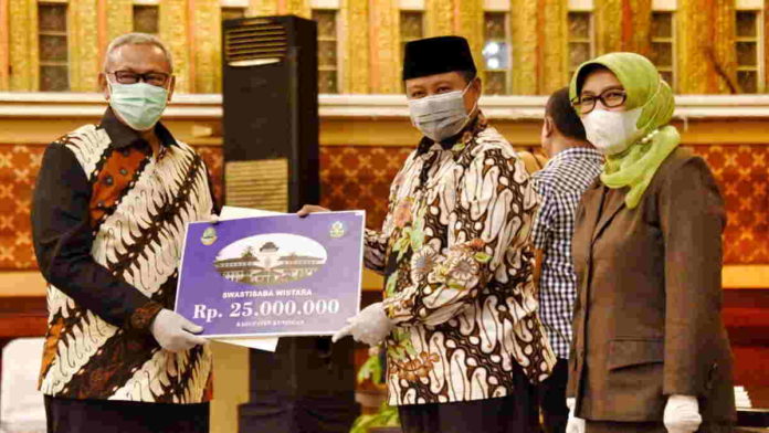 Wagub Jabar Serahkan Penghargaan Swasti Saba ke 17 Kepala Daerah