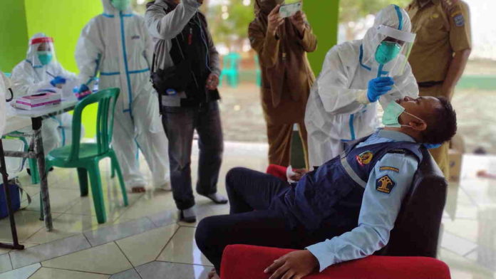 Warga Binaan dan Petugas Lapas Banjar Jalani Rapid dan Swab Test