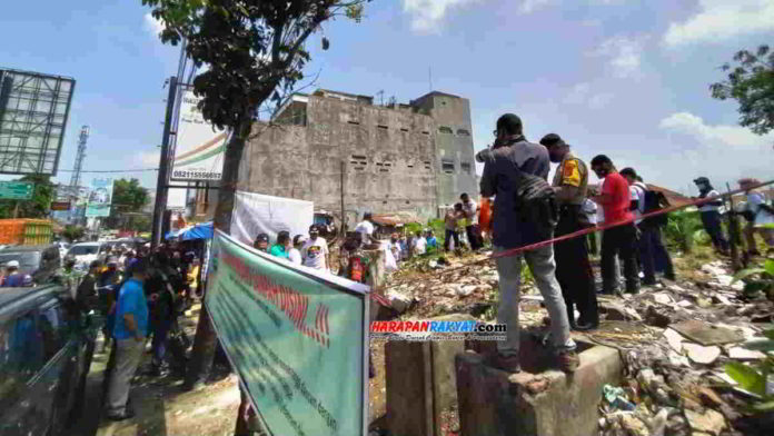 World Cleanup Day 2020, Pemkot Tasikmalaya bersihkan sampah di kawasan Jalan Mitrabatik. Foto: Apip Wilianto/HR.