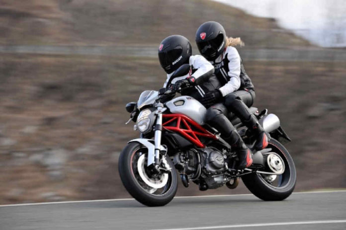 Boncengan Sepeda Motor, Gunakan Cara dan Tips Aman Berkendara