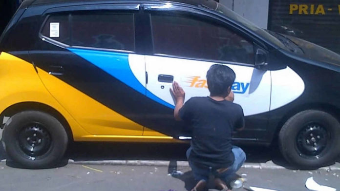 Pasang Stiker Mobil, Membuat Tampilan Kendaraan Lebih Stylish