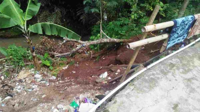 Abrasi Sungai Gawiru Rumah Warga di Ciamis Terancam Longsor