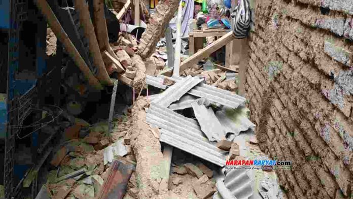 Ambruk Akibat Gempa