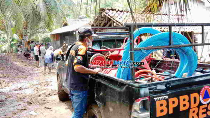 Aksi Bersih-bersih Sisa Banjir dan Tanah Longsor di Pangandaran