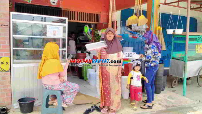 Alat Pembersih Lantai Laris Diserbu Korban Banjir di Ciamis
