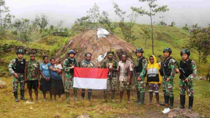 Anggota KKSB Papua serahkan diri kepada Satgas Yonif Raider 323 Banjar. Foto: Istimewa.