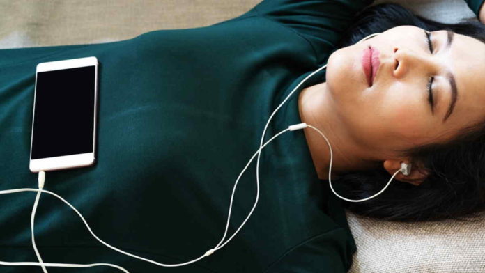 Bahaya Tidur Pakai Headset