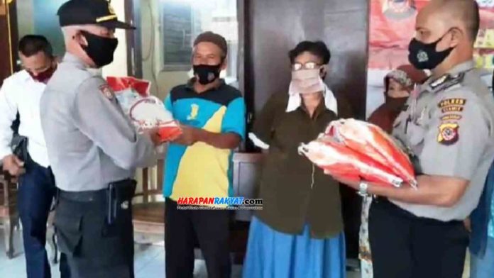 Baksos Polsek Kalipucang Pangandaran memberikan bantuan kepada warga kurang mampu terdampak Covid-19. Foto: Entang SR/HR.