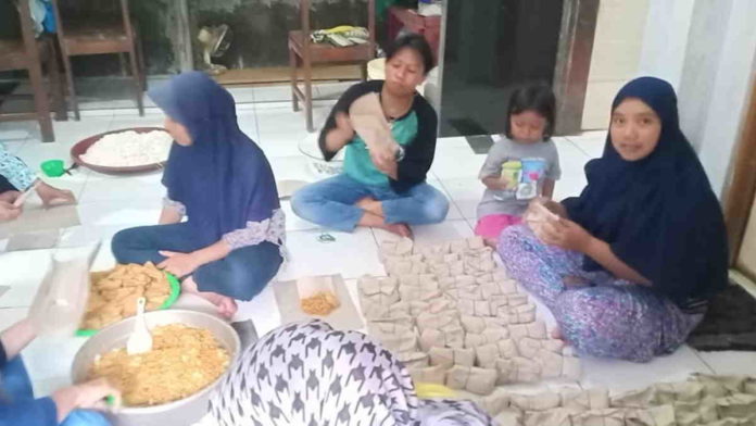 Bantu Korban Banjir, Pemdes Sindangrasa Ciamis Bagikan Nasi Bungkus