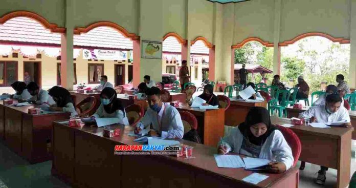 Peserta seleksi perangkat Desa Bangunsari, Kabupaten Ciamis. Bekerja menjadi perangkat desa diminati warga Desa Bangunsari, Kecamatan Pamarican, Kabupaten Ciamis. Foto: Suherman/HR.