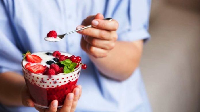 Cara alami mengecilkan perut dengan buah-buahan rendah kalori. Foto: Ilustrasi/Net.
