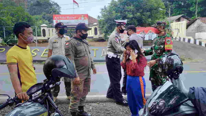 Cegah Covid-19, Polsek Pataruman Banjar Beri Edukasi Warga Soal Prokes