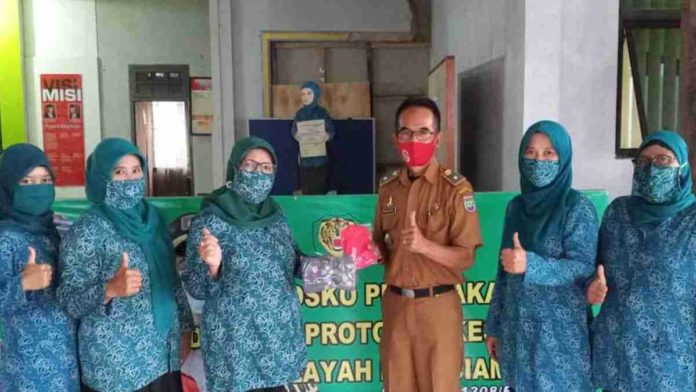 Desa Buniseuri Ciamis Bagikan Ribuan Masker untuk Lawan Covid-19
