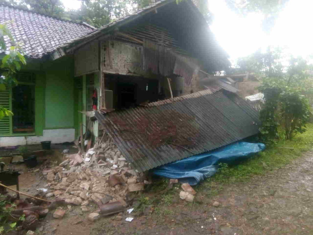 Dua Rumah Warga Pamarican Ciamis Rusak Akibat Guyuran Hujan
