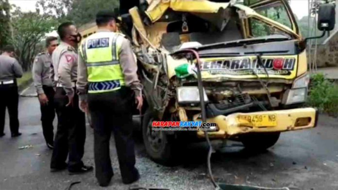 Dump truk tabrak tronton di Kota Tasikmalaya, supir truk tewas di tempat. Foto: Apip Wilianto/HR.