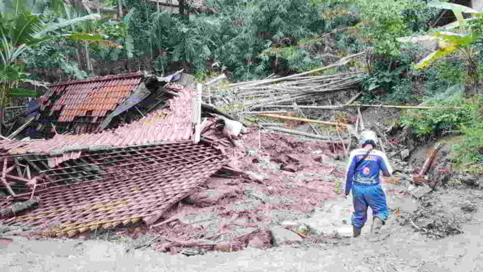 Enam Rumah Warga Tertimpa Longsor di Pangandaran