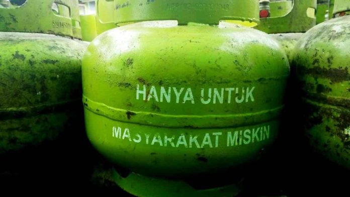Gas epliji 3 kg kini sulit didapat di wilayah Kecamatan Cipaku, Kabupaten Ciamis, Jawa Barat. Kelangkaan gas melon itu membuat warga miskin kelimpungan. Foto: Net/Ist.