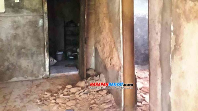 Gempa bumi di Pangandaran menyebabkan satu rumah warga di Kabupaten Tasikmalaya, Jawa Barat, rusak. Foto: Apip Wilianto/HR.