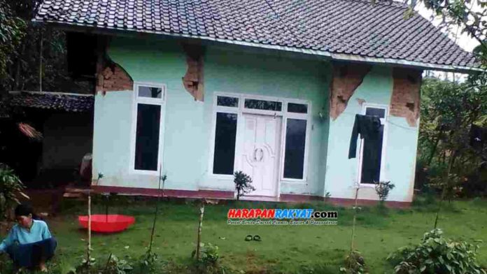 Gempa Pangandaran 5,9 SR, rumah warga di Cigugur retak-retak. Foto: Enceng/HR.
