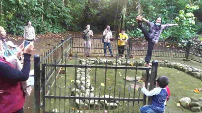 Heboh, Wisatawan Selfi Diatas Batu Patilasan di Karangkamulyan Ciamis