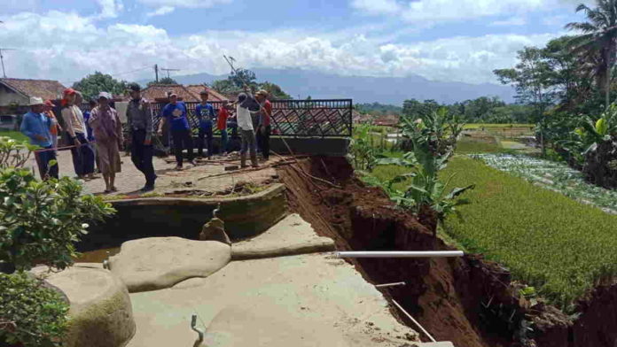 Hektaran Sawah di Kabupaten Tasikmalaya Tertimbun Longsor