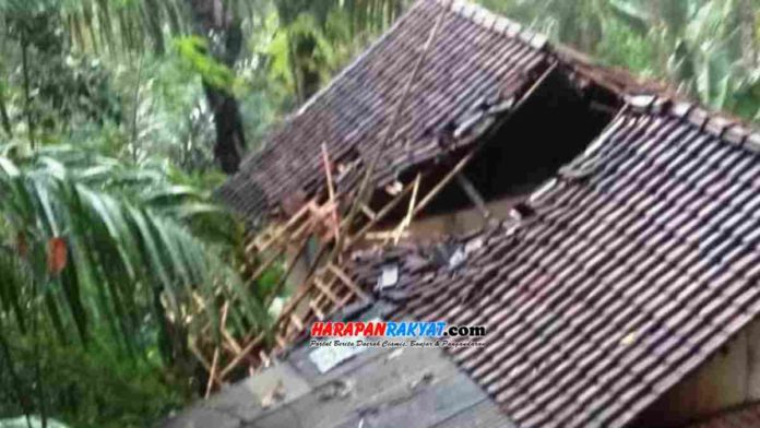 Hujan deras di Cikupa Ciamis, satu rumah warga tertimpa pohon. Foto: Suherman/HR.